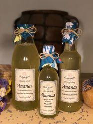 Syrop owocowy Daisy Ananas przeznaczony do przygotowania popularnych domowych lemoniad i napojów mieszanych o zapachu egzotyki 500 ml Rodinná farma Sedmikráska